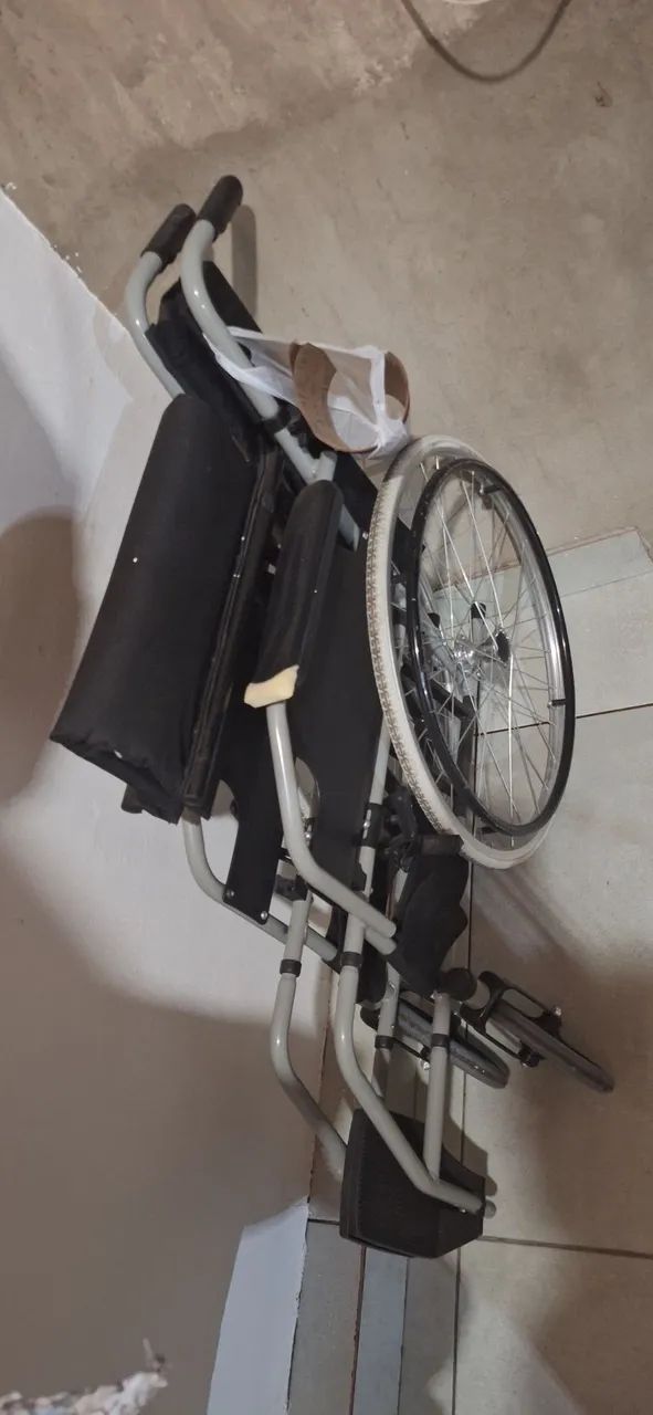Vendo Cadeira de Rodas  em bom estado, utilizada apenas alguns meses.
