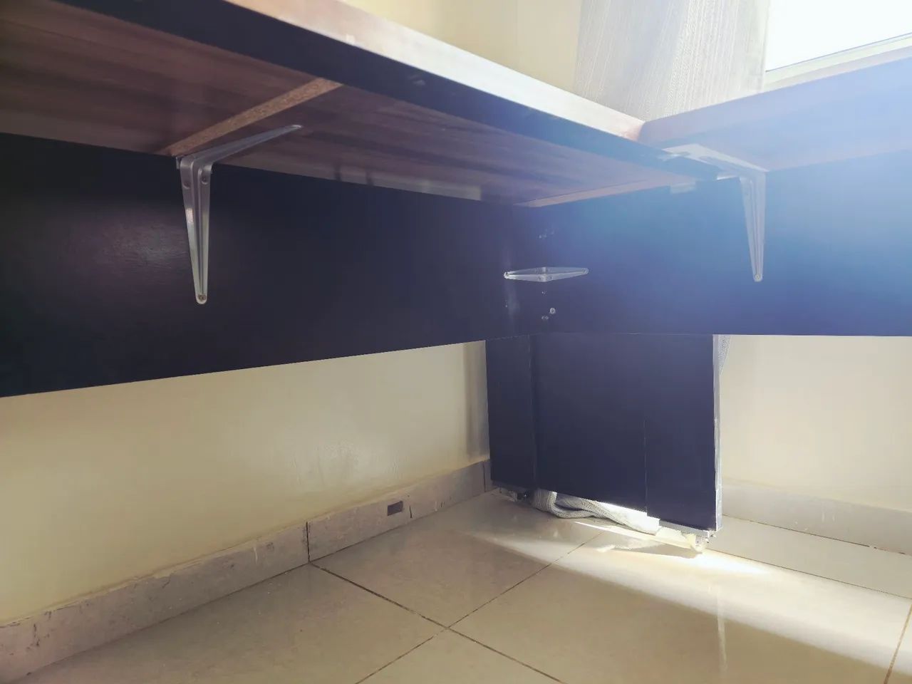 MESA DE ESCRITÓRIO EM L - REFORÇADA COM RODINHAS - Foto 3