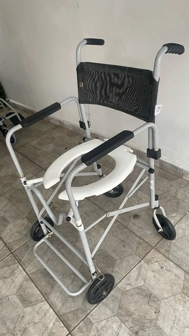 Cadeira de rodas + cadeira de banho  - Foto 4