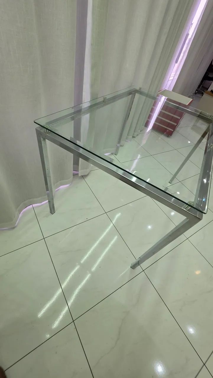 Mesa de jantar de vidro com estrutura cromada