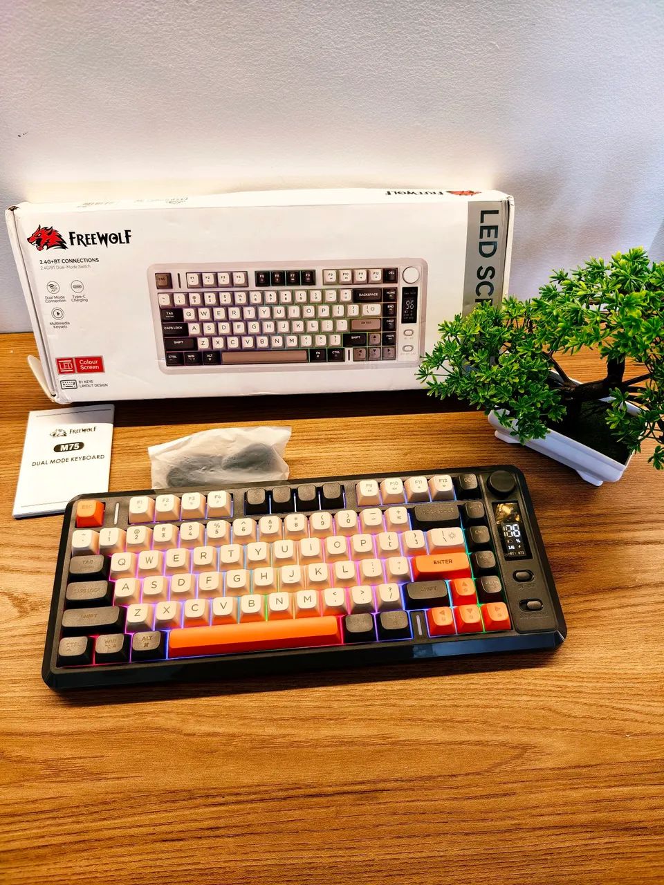 Teclado gamer sem fio freewolf com telinha 