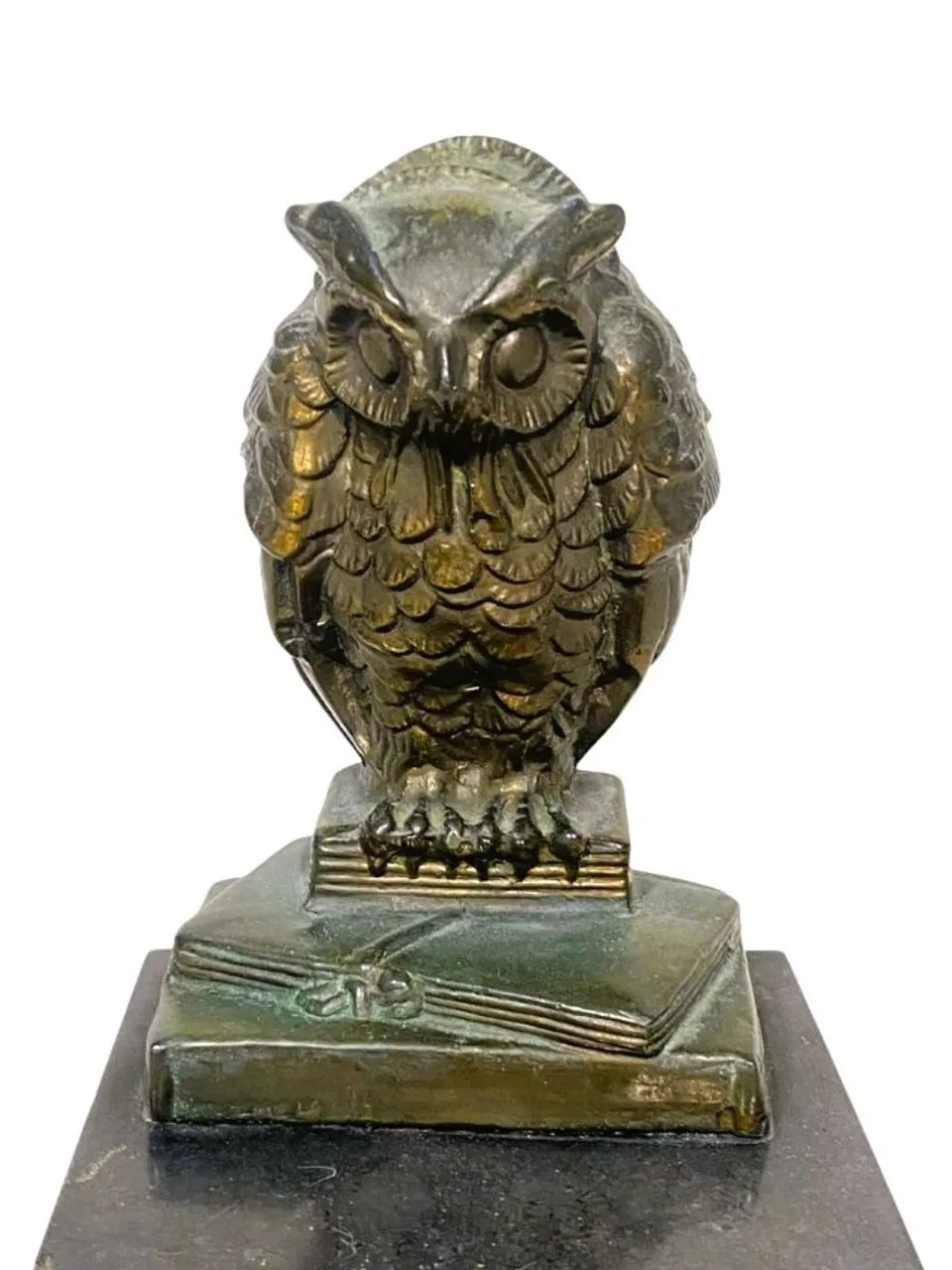 Antiga Escultura confeccionada Bronze dourado representando Coruja sobre livros *Descrição - Foto 3