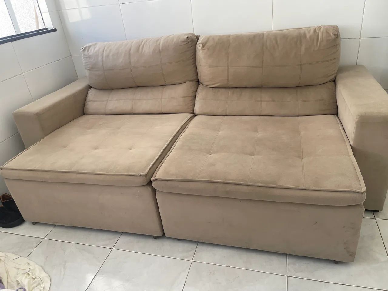 Sofá retrátil conservado 