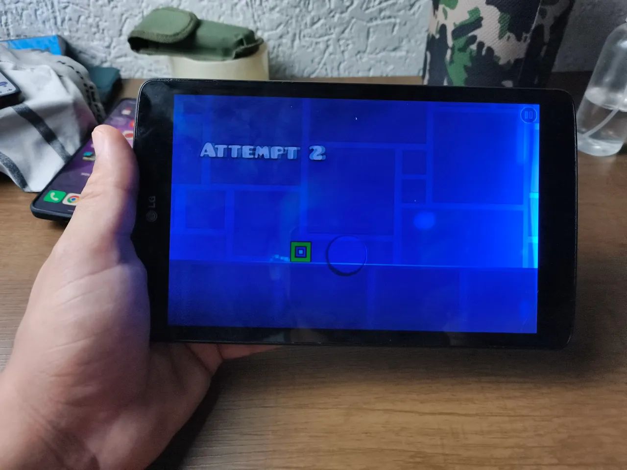 TABLET LG 8" POLEGADAS, TELA TRINCADA E COM UMA MANCHA, MAS DÁ PRA USAR  - Foto 4