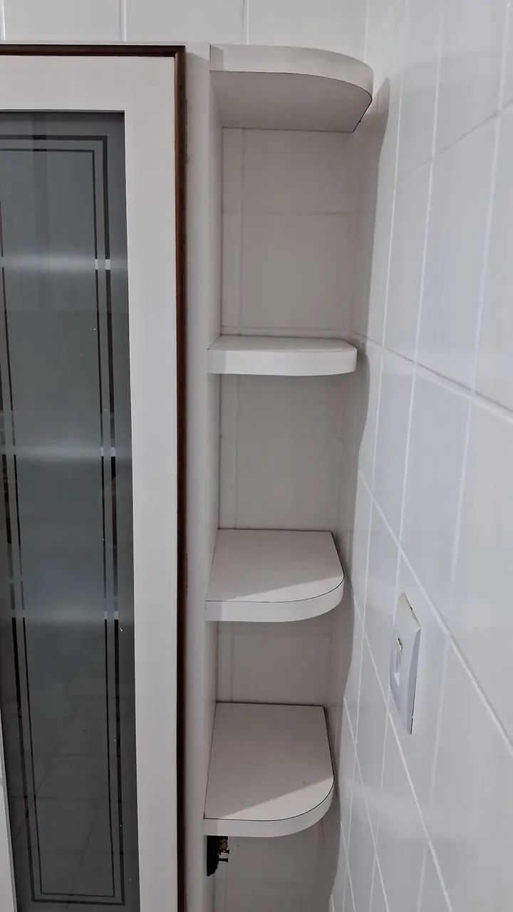 Cristaleira com portas de vidro - ótima para cozinha ou sala - Foto 3
