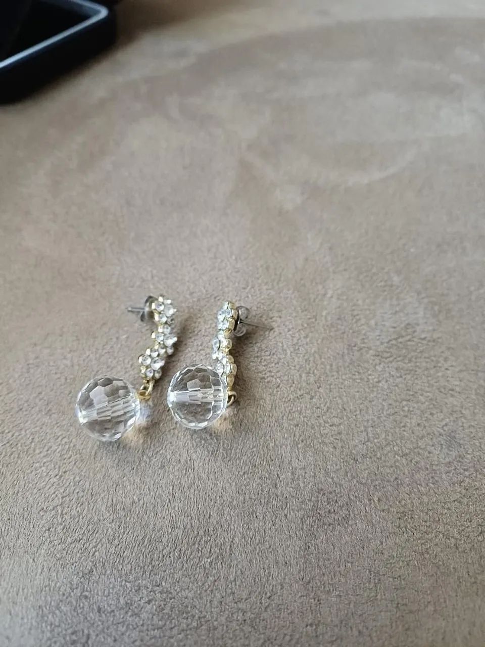 Brinco pendente dourado com strass  - Foto 3