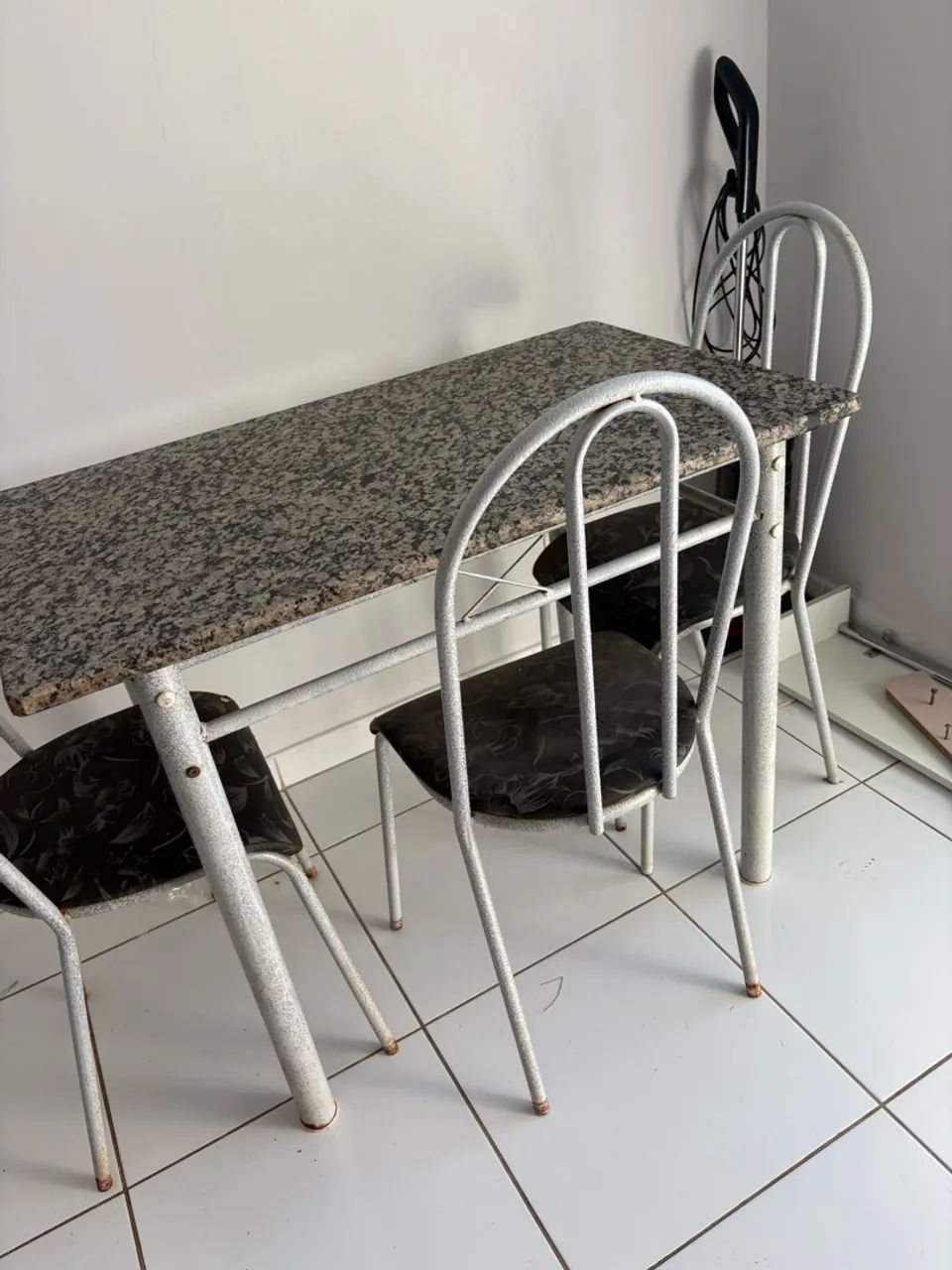 VENDO MESA DE MARMORE COM 4 CADEIRAS - Foto 2