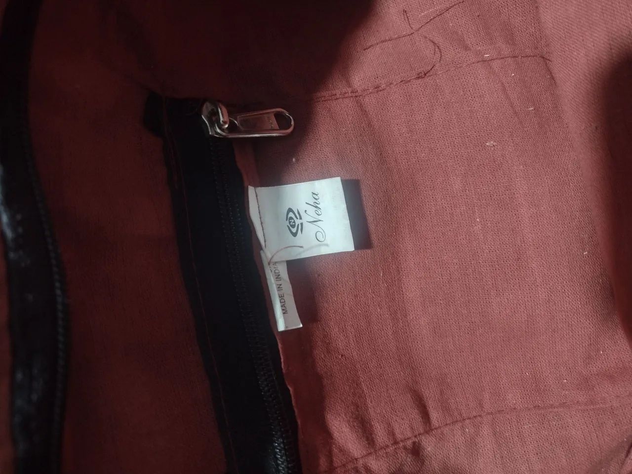Bolsa vermelha com bordado de corujas - Foto 4