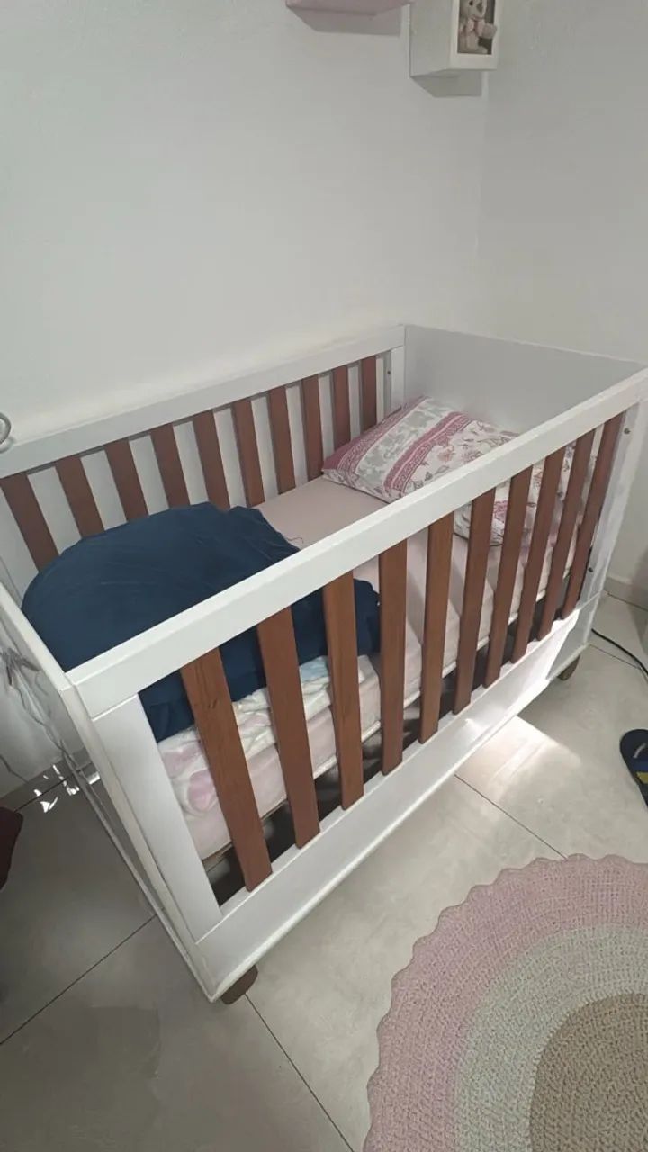 Berço de bebê com colchão