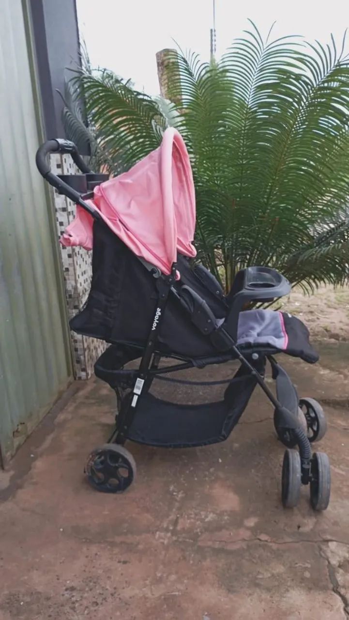 Vende-se carrinho de bebê (menina) carrinho em excelente estado. - Foto 2