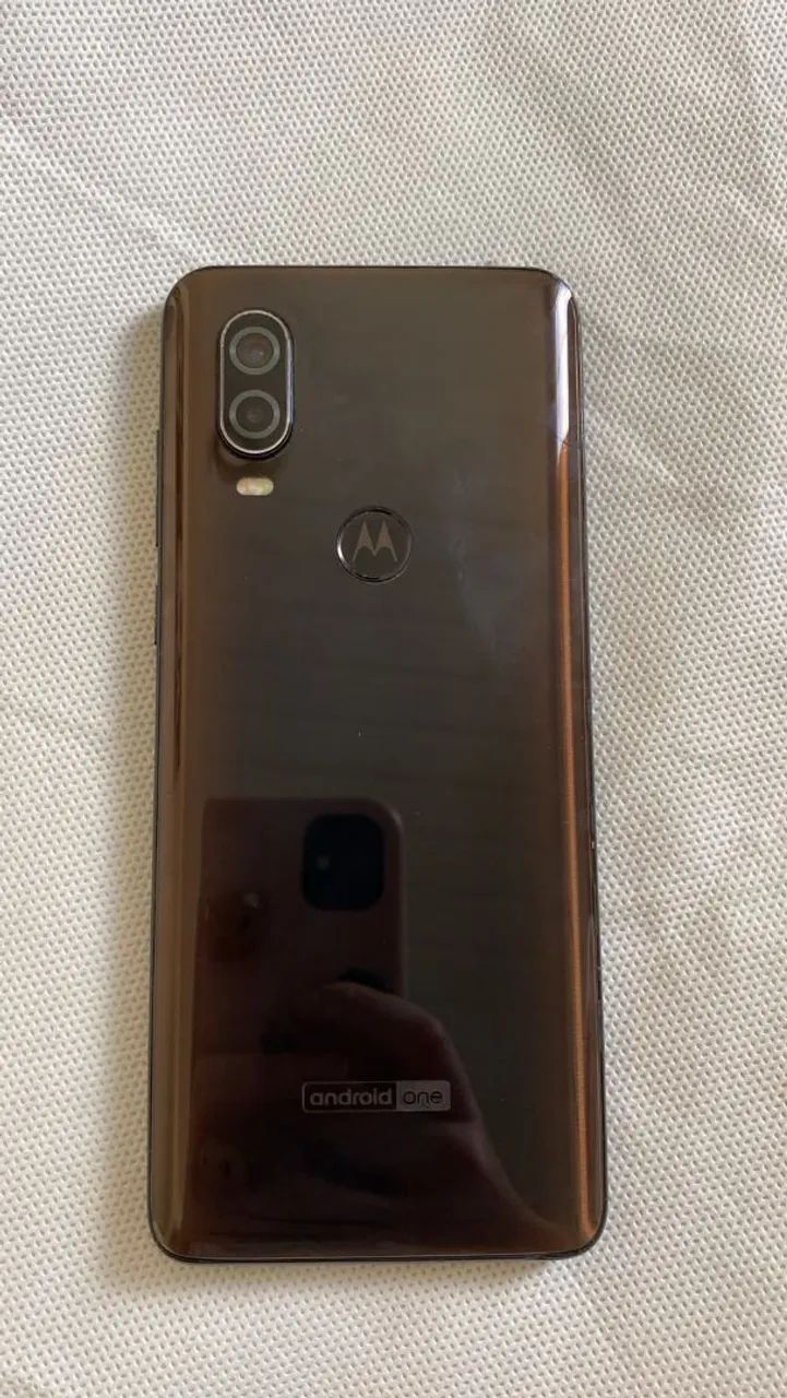 Motorola one vision com a tela com defeito