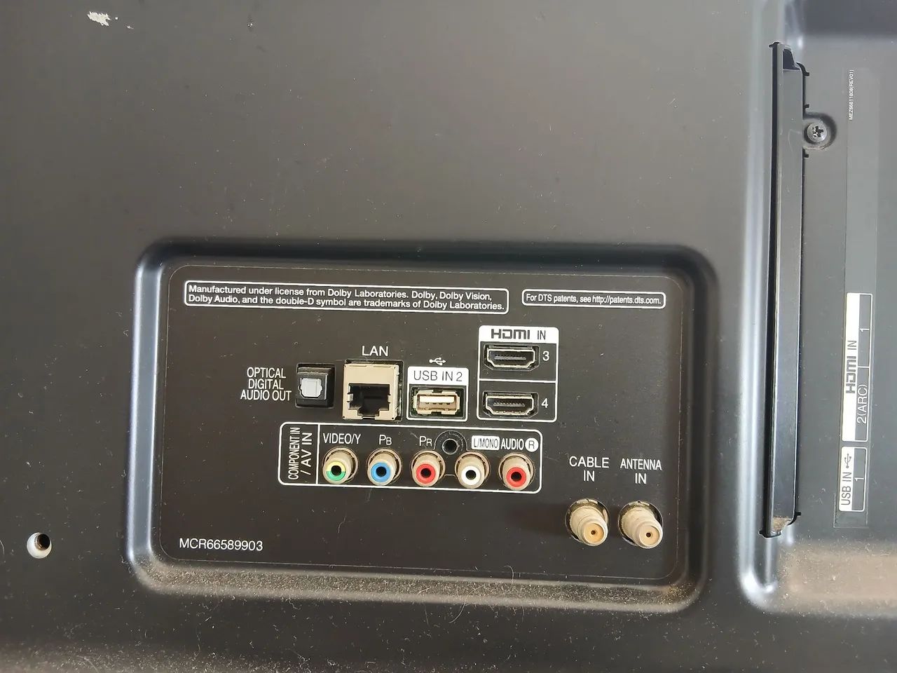 Pes com base da tv lg 50 polegadas e peças do controle remoto.  - Foto 3