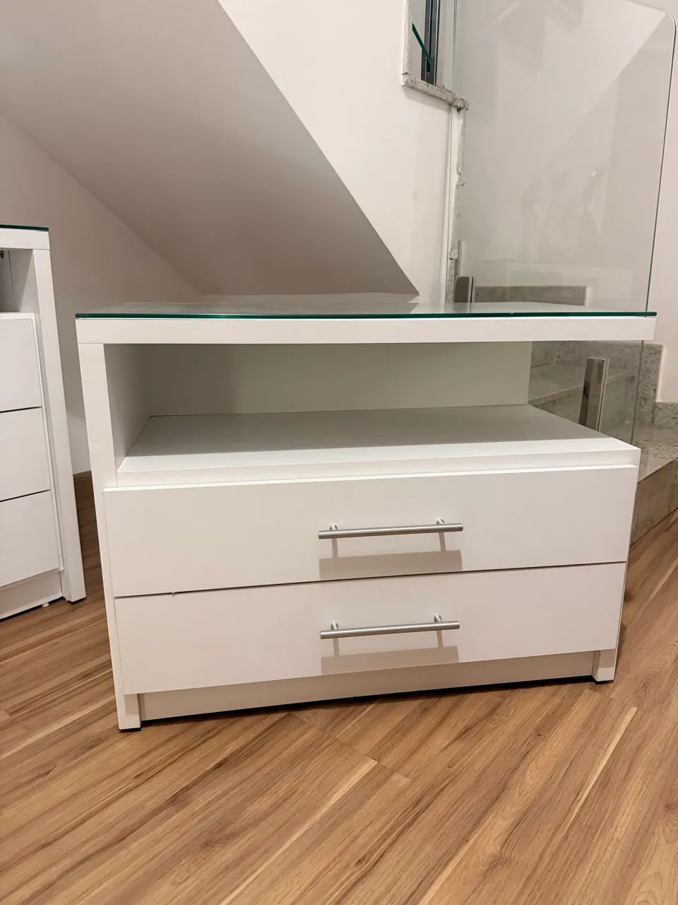Mesa de cabeceira com tampo de vidro