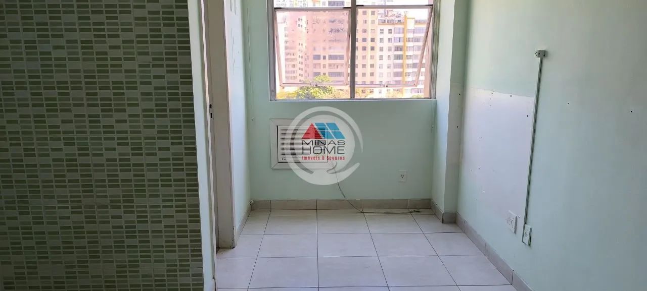 Sala com banheiro no Executive Center rua Guajajaras com Curitiba