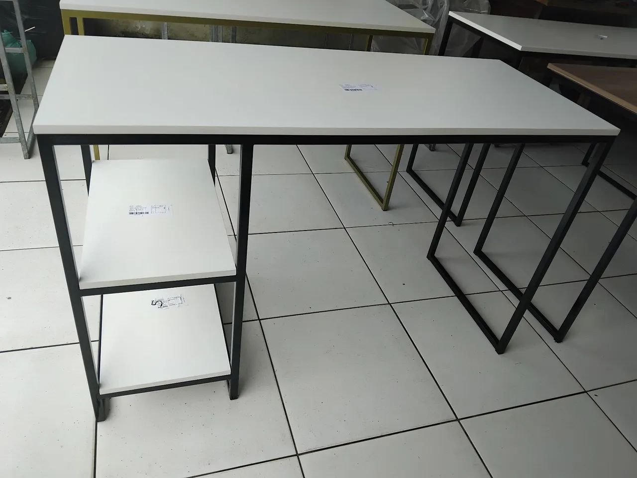 Mesa com prateleiras 