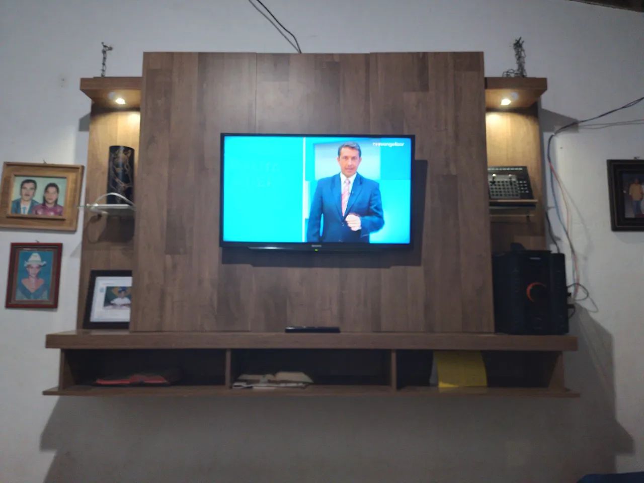 Painel com led, cabe tv de até 50 polegadas, tá em ótimo estado  - Foto 3