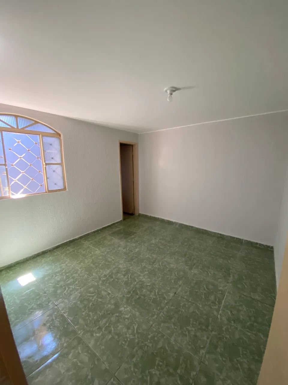 Aluga-se casa de fundos  - Foto 2