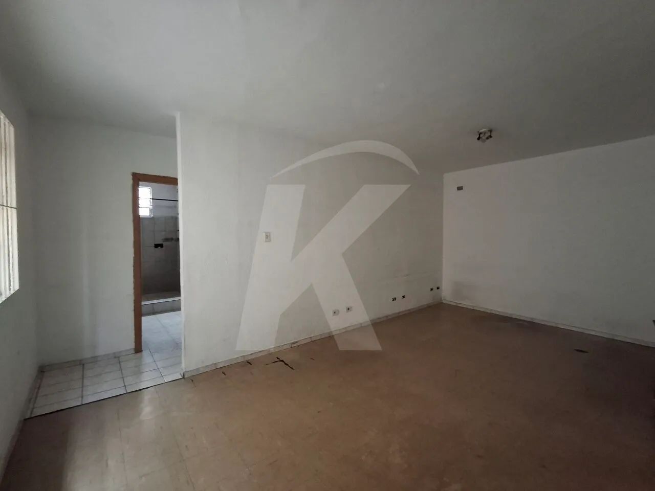 Casa com 2 quartos, sala, cozinha, banheiro e área de serviço.