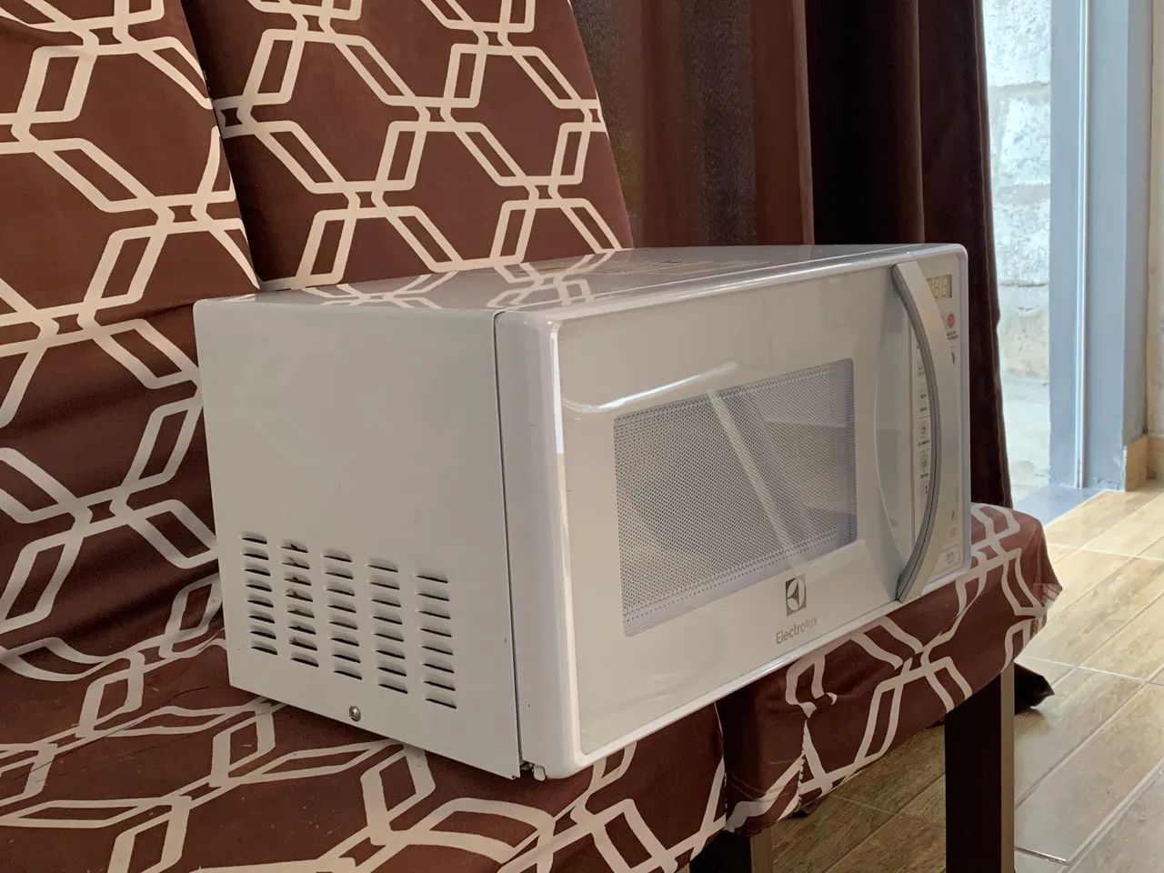 Micro-ondas 20 Litros Electrolux semi novo, - Foto 2