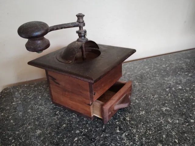 Moedor de café antigo 