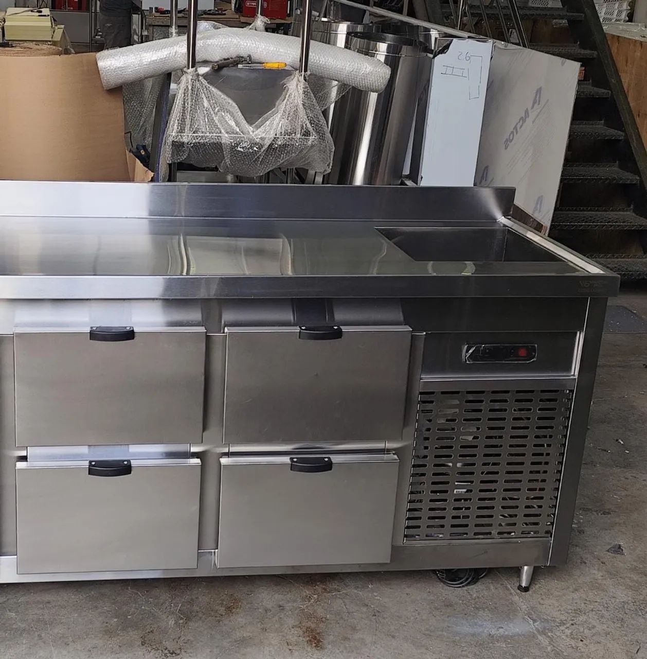 Balcão de encosto em aço inox sob medida 