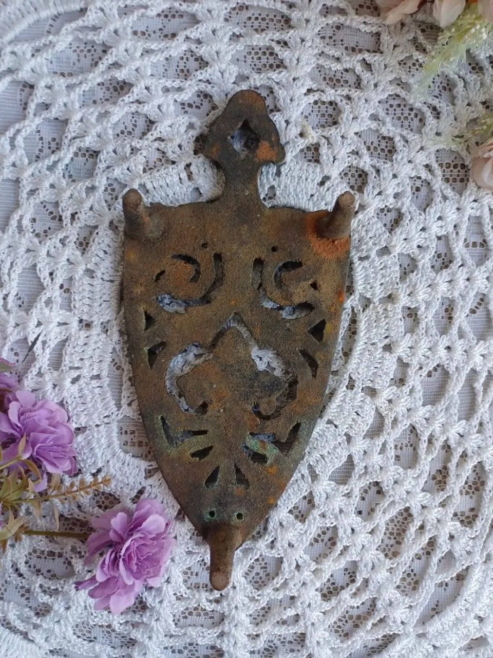 Suporte antigo em bronze para descanso de ferros de passar roupa todo ornamentado - Foto 2