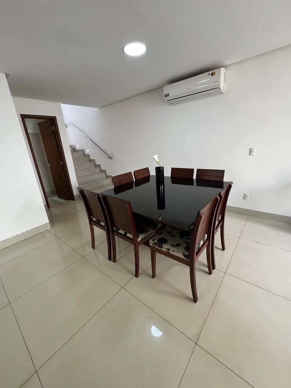 Vendo Mesa de madeira e vidro 8 cadeiras  - Foto 4