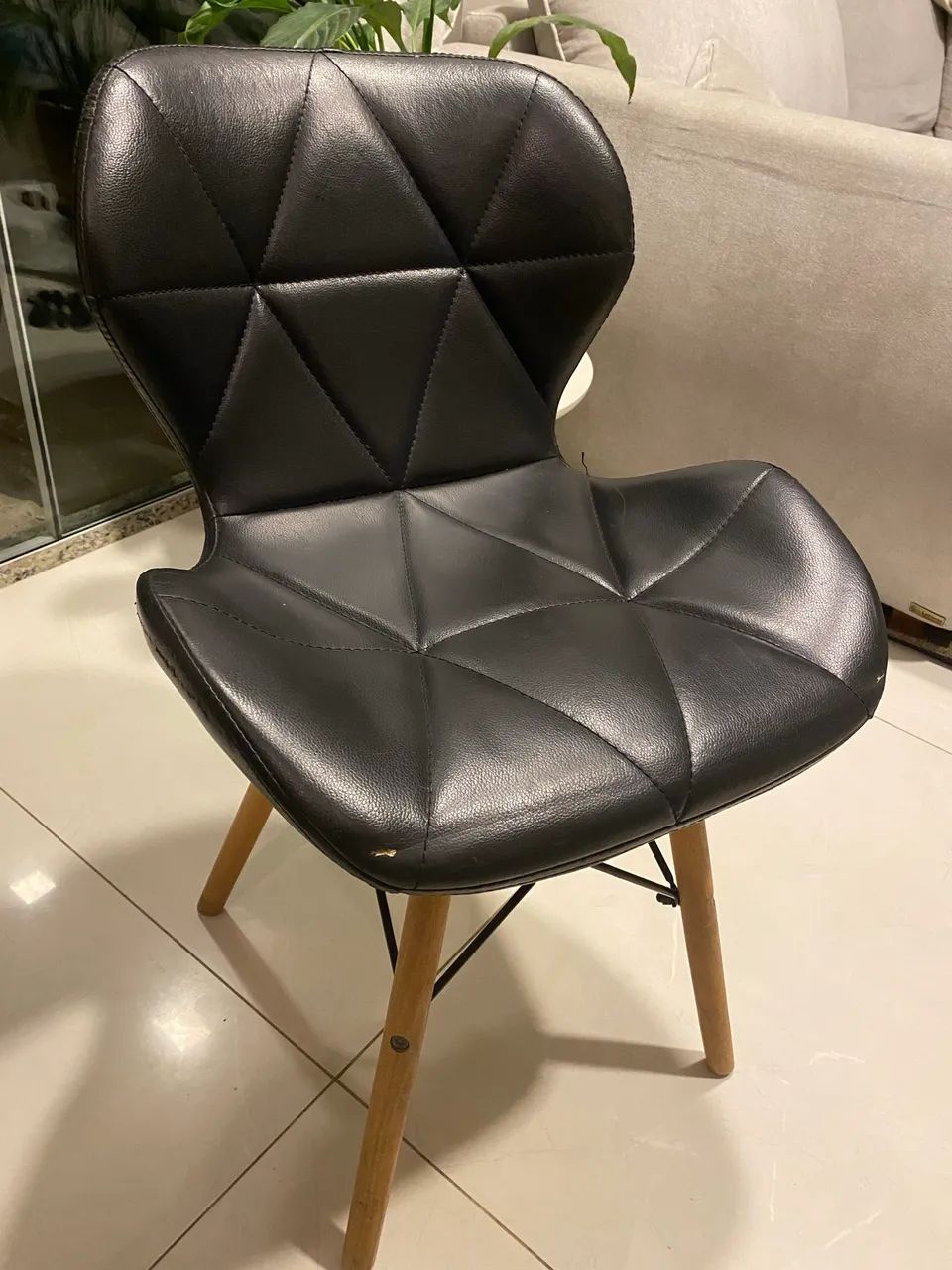 Kit 4 Cadeiras Estofadas Modernas com Pé de Madeira - Estilo Eames