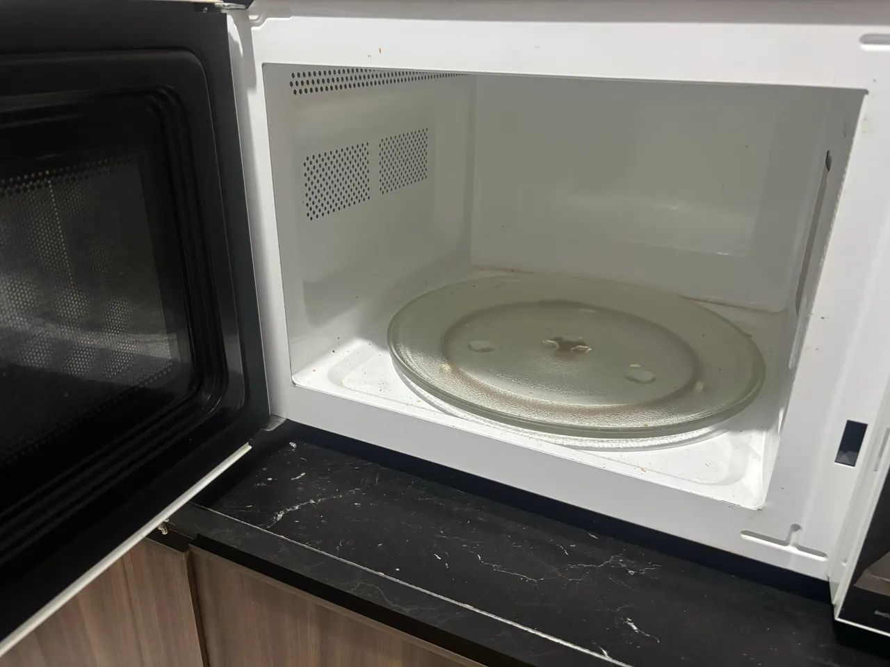 Microondas Britânia 