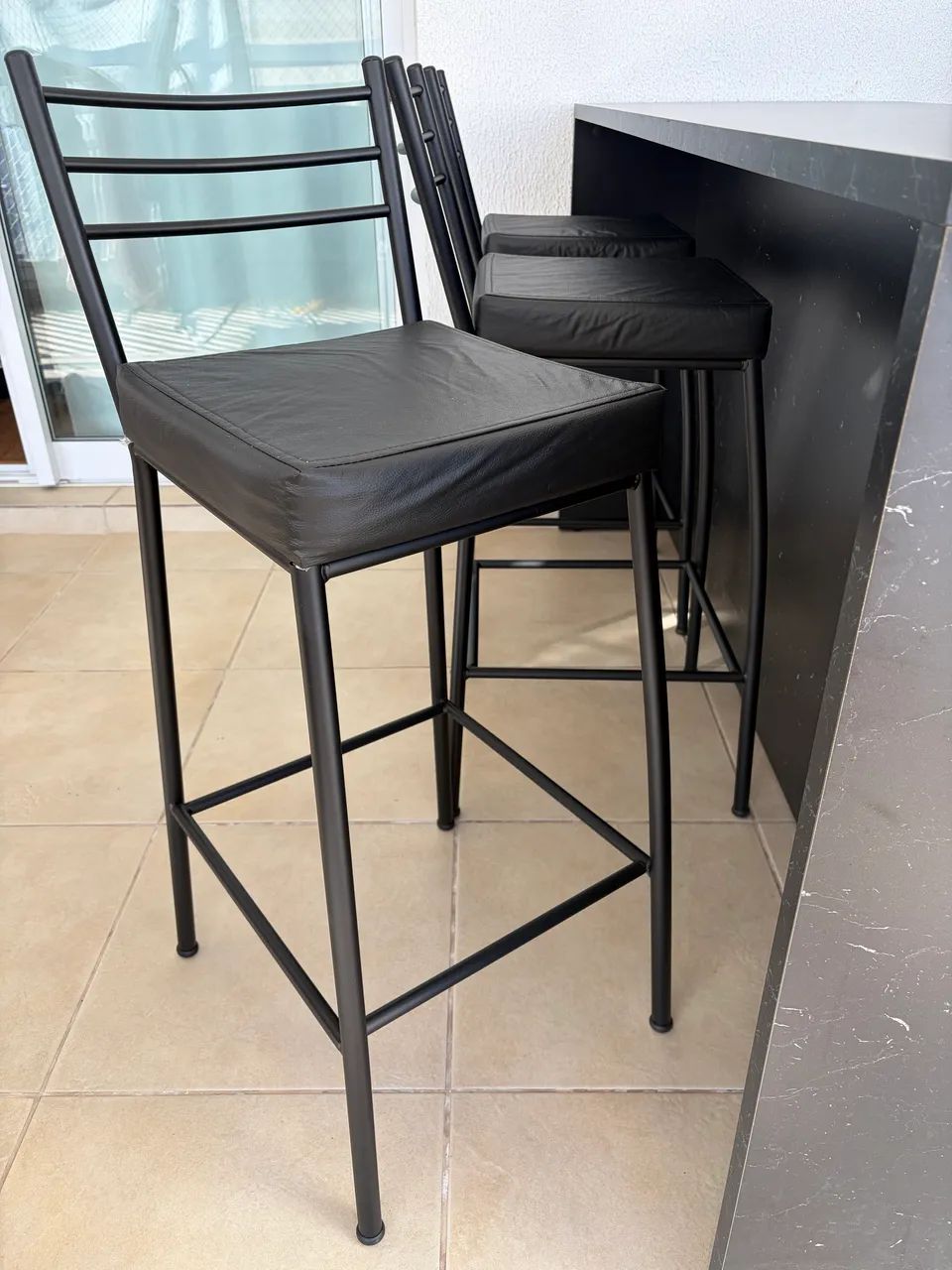 Bancada Gourmet Preta com 3 Banquetas - Foto 4