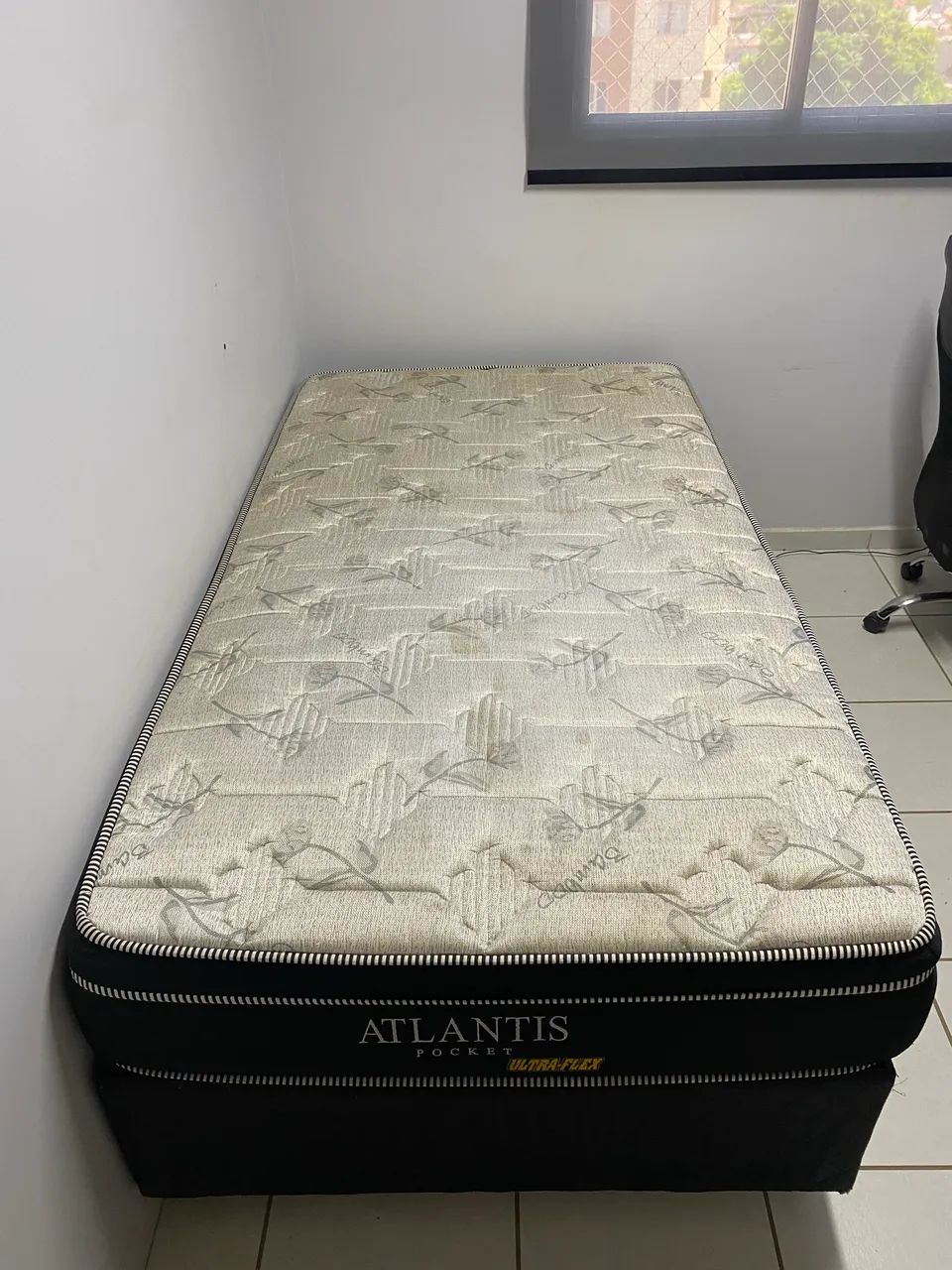 CAMA BOX SOLTEIRÃO EM BOM ESTADO DE CONSERVAÇÃO 