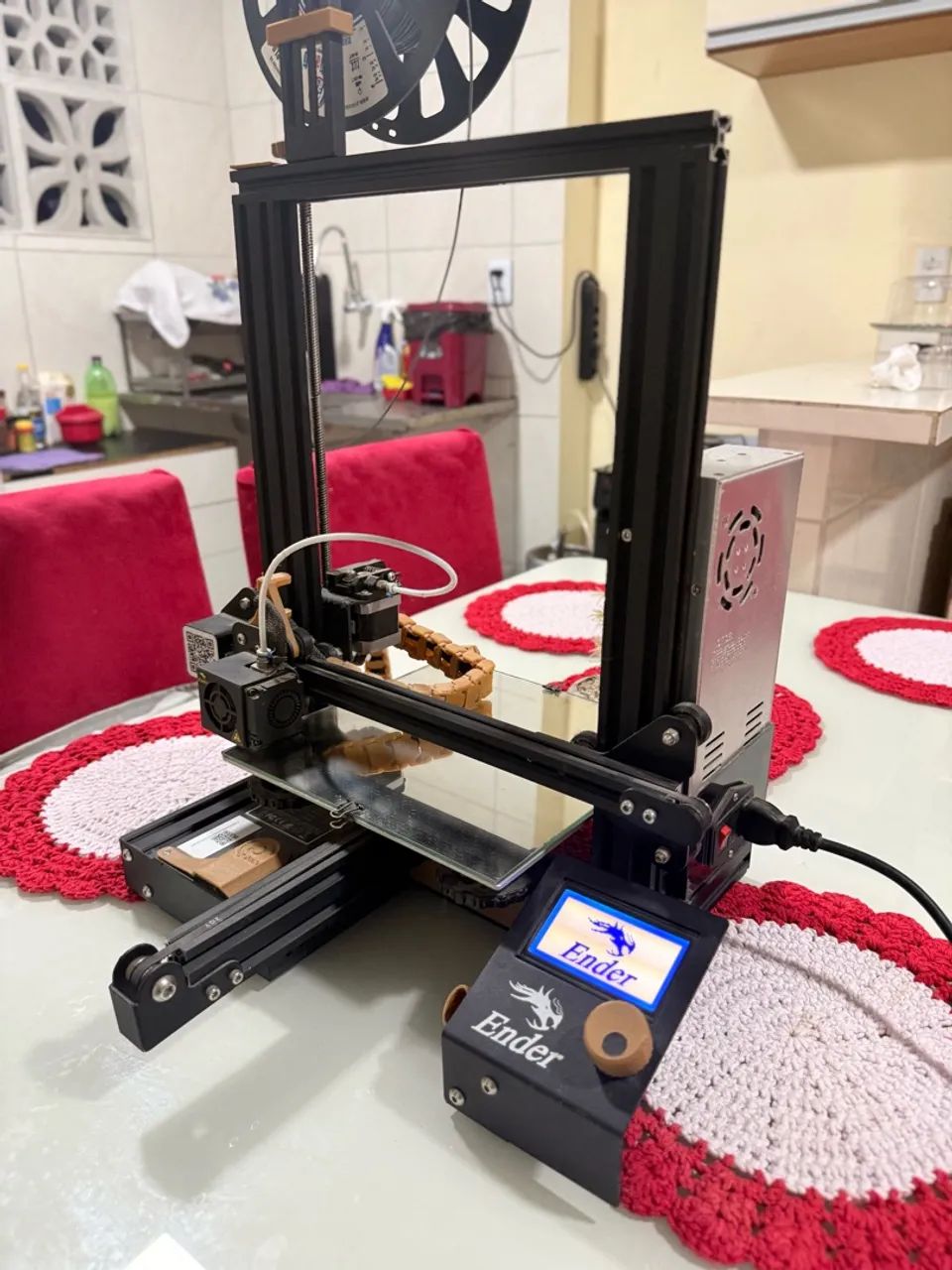 Impressora 3D Ender 3 com cartão e filamento