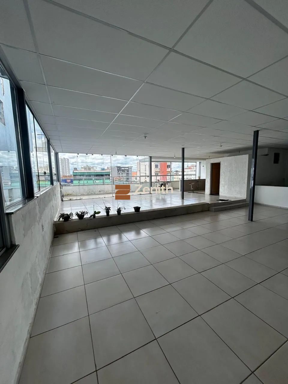 PREDIO NO CENTRO COM PONTO COMERCIAL E MAIS DOIS PAVIMENTOS