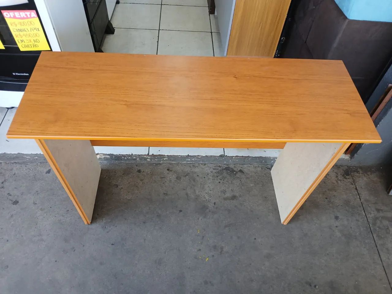 Mesa escrivaninha amadeirada semi-nova conservada  - Foto 3