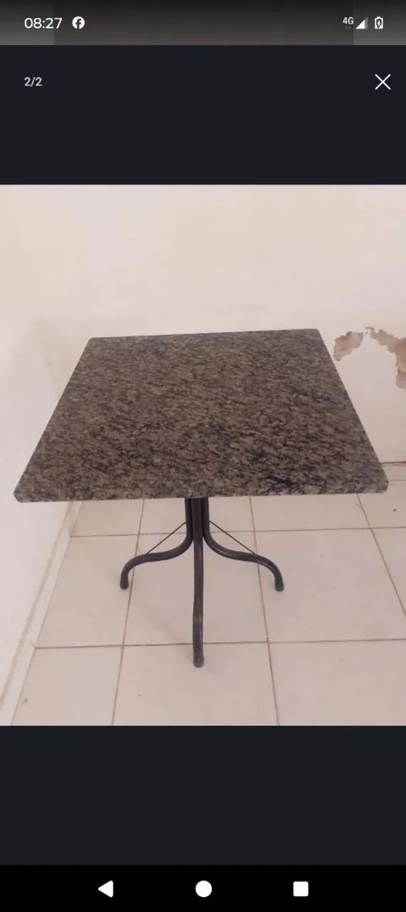 Mesa de mármore sem cadeiras 
