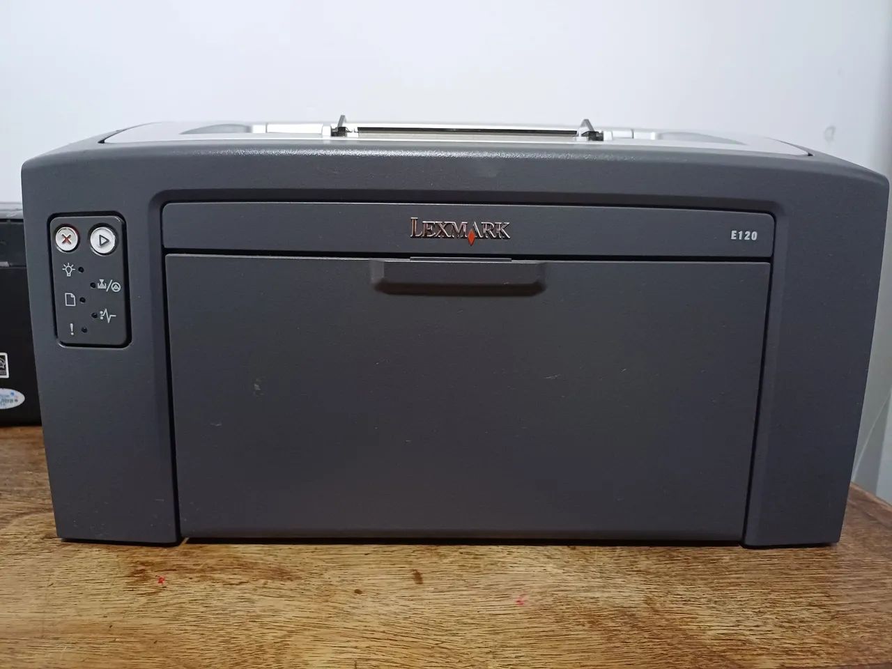 2 Impressoras: laser monocromática LEXMARK E120 e multifuncional jato de tinta EPSON TX125 - Foto 2