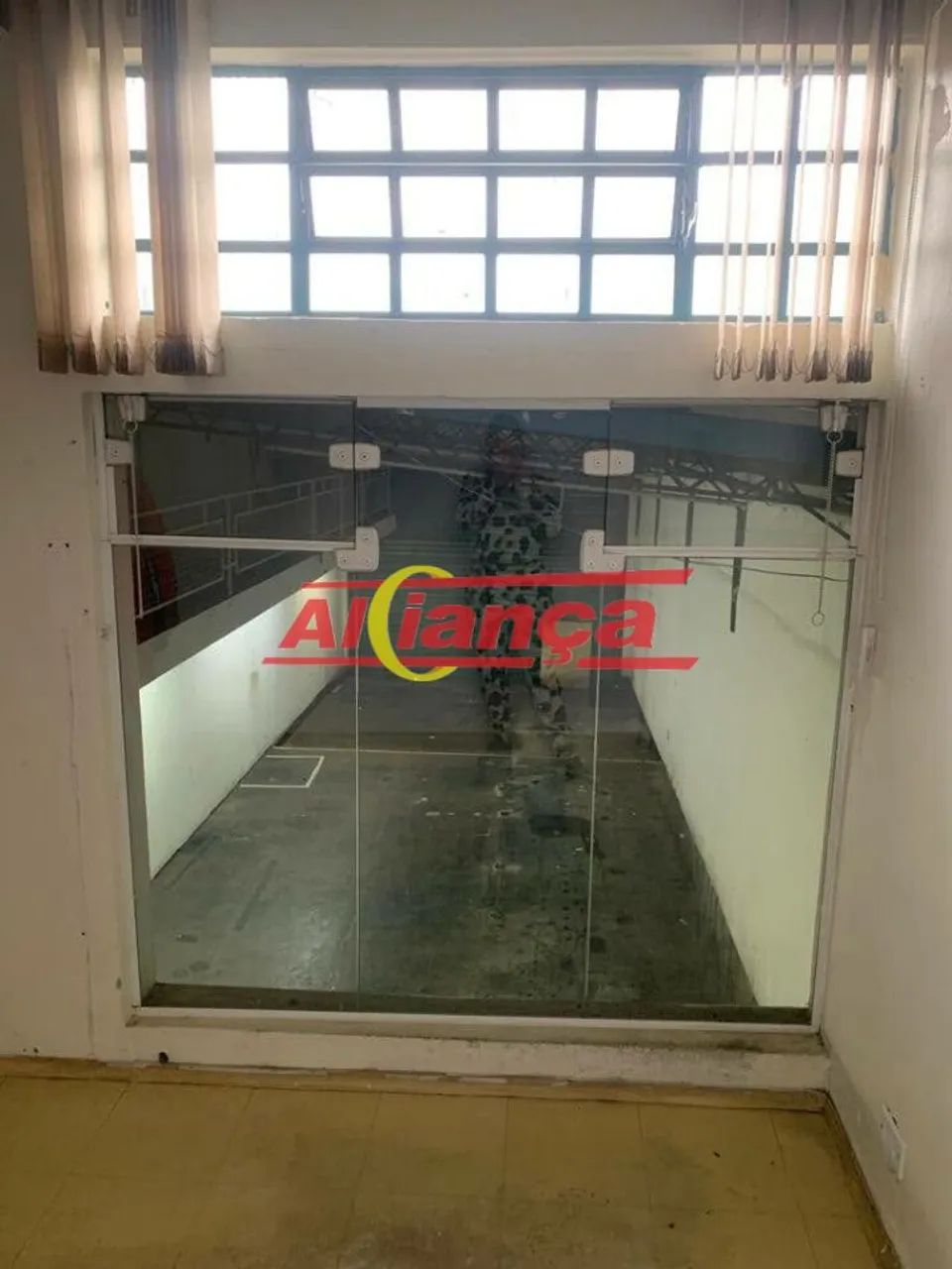 Salão comercial no centro, com 2 banheiros, portas de aço, entrada laterall - Foto 3