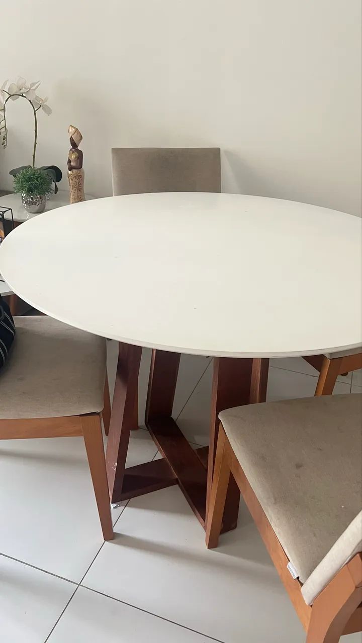 Mesa em madeira com 4 cadeiras - Foto 3