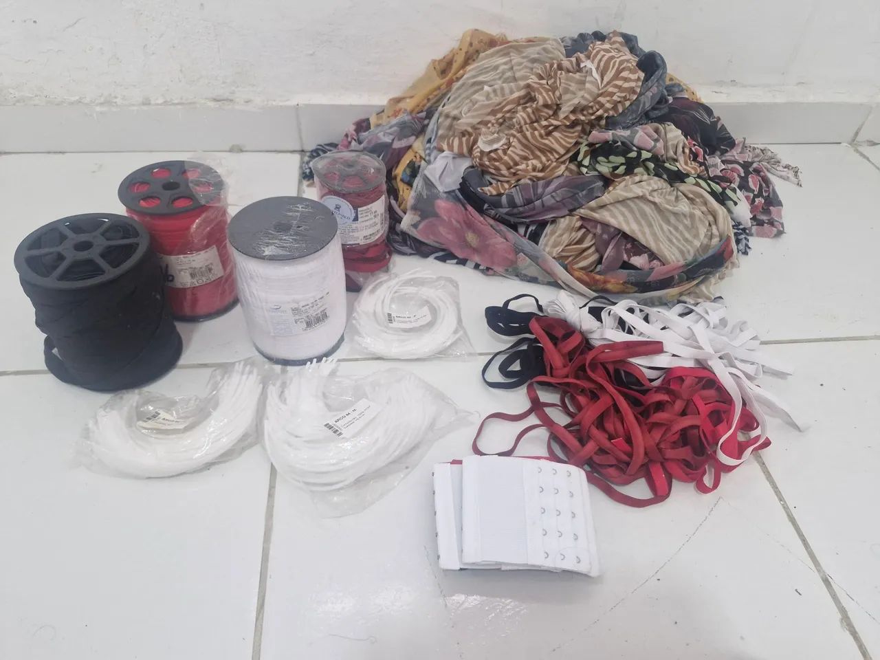 Tecido para lingirie e acessórios para a confecção 