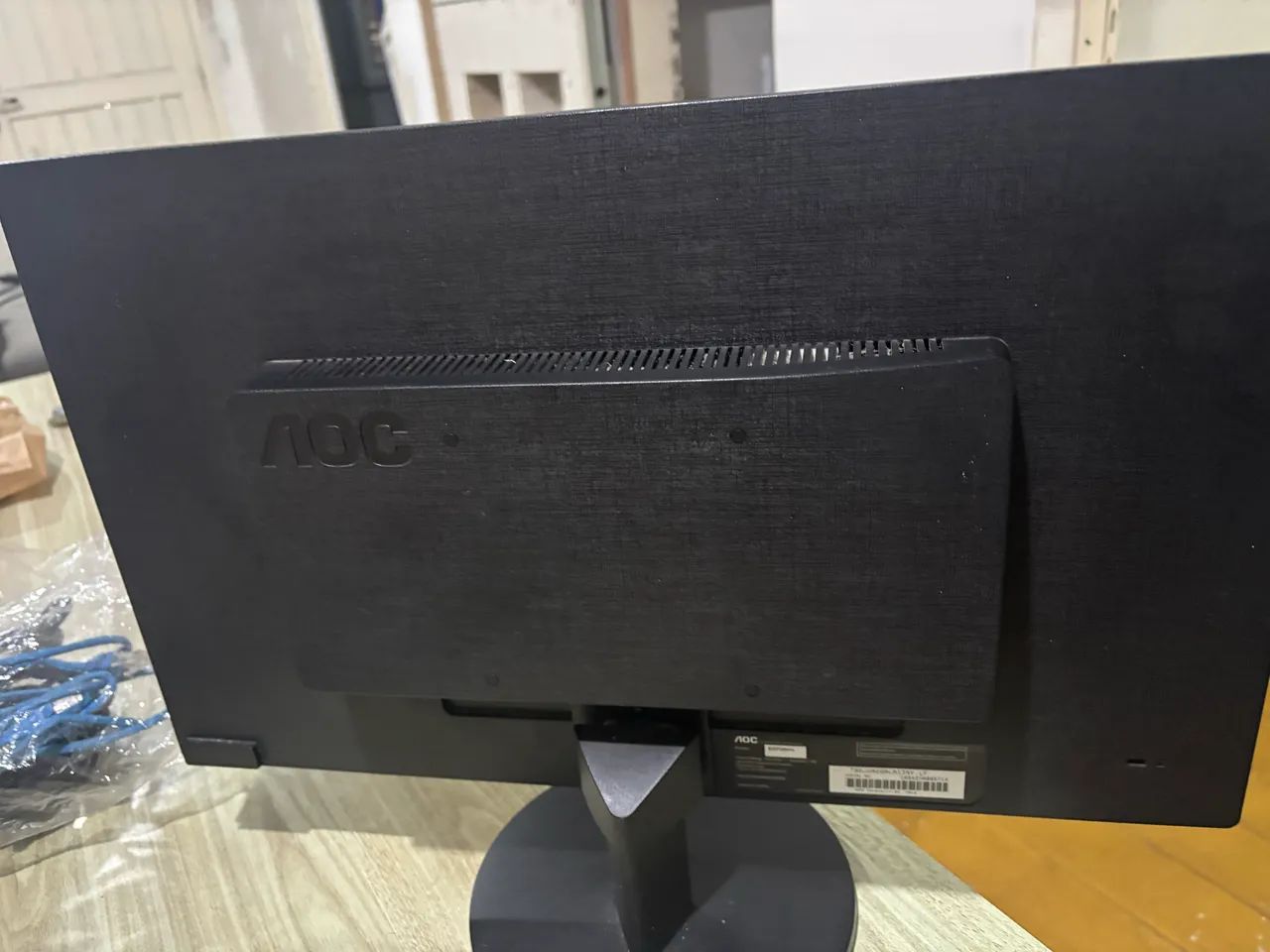 Tela de computador com teclado e cabos - Foto 2