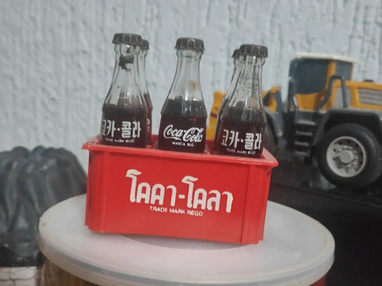 Miniatura de fardinho e garrafinhas de coca cola antigo