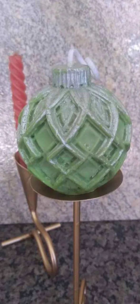 Castiçais antigos de metal.  - Foto 4