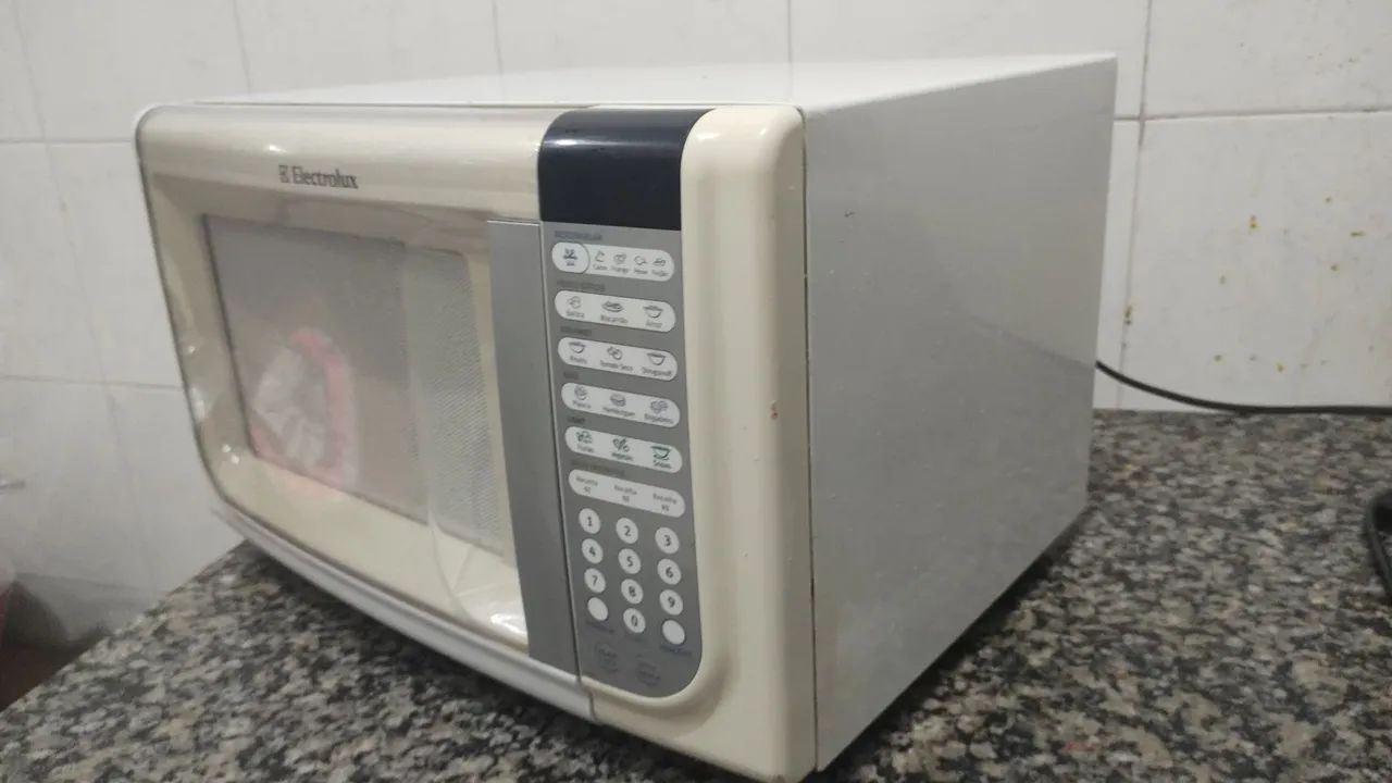 Vendo microondas, capacidade 31 Litros, semi novo.