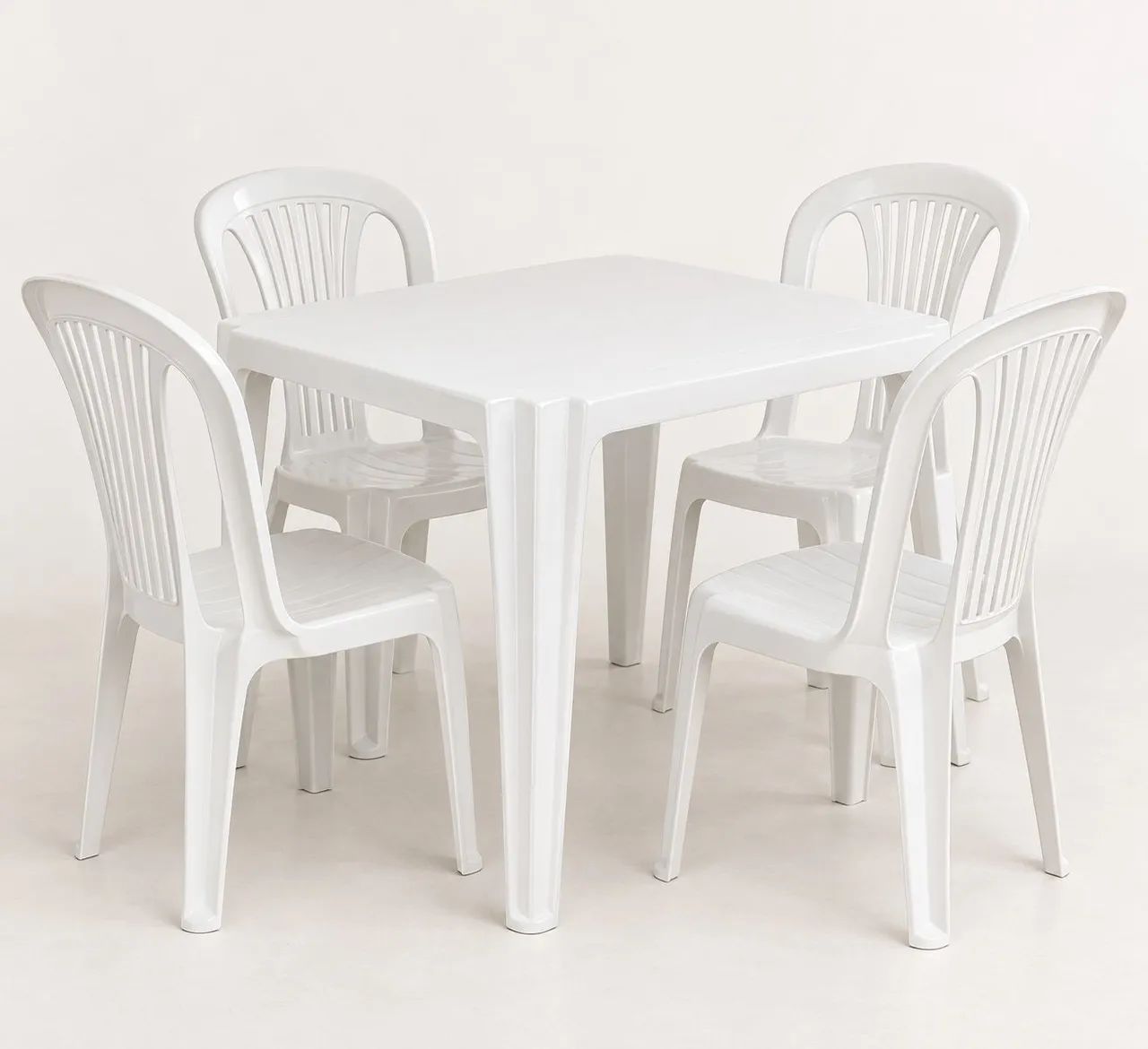 Mesa de plástico com 4 cadeiras 