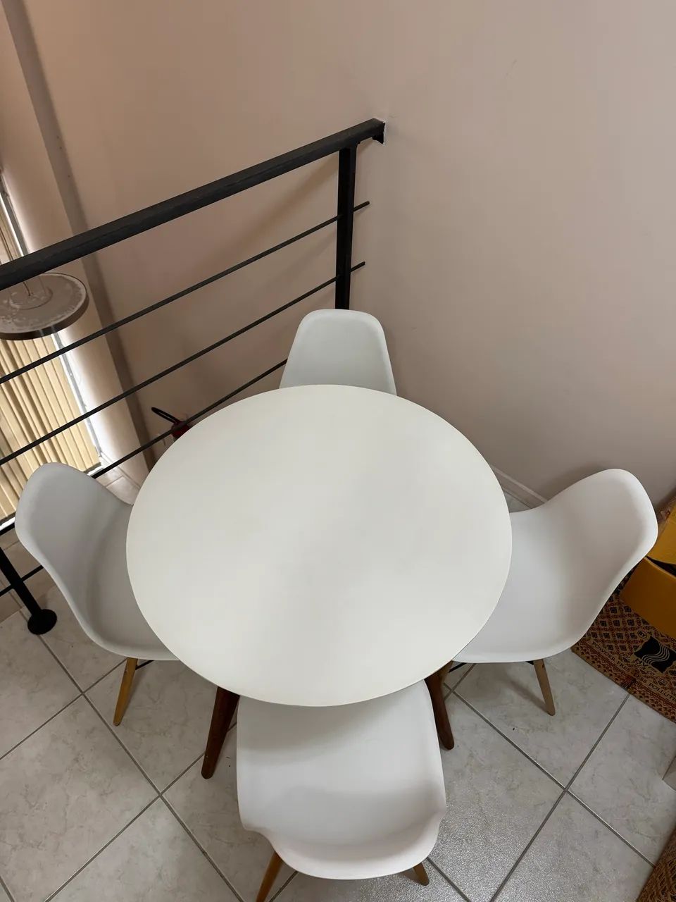 Mesa com 4 cadeiras