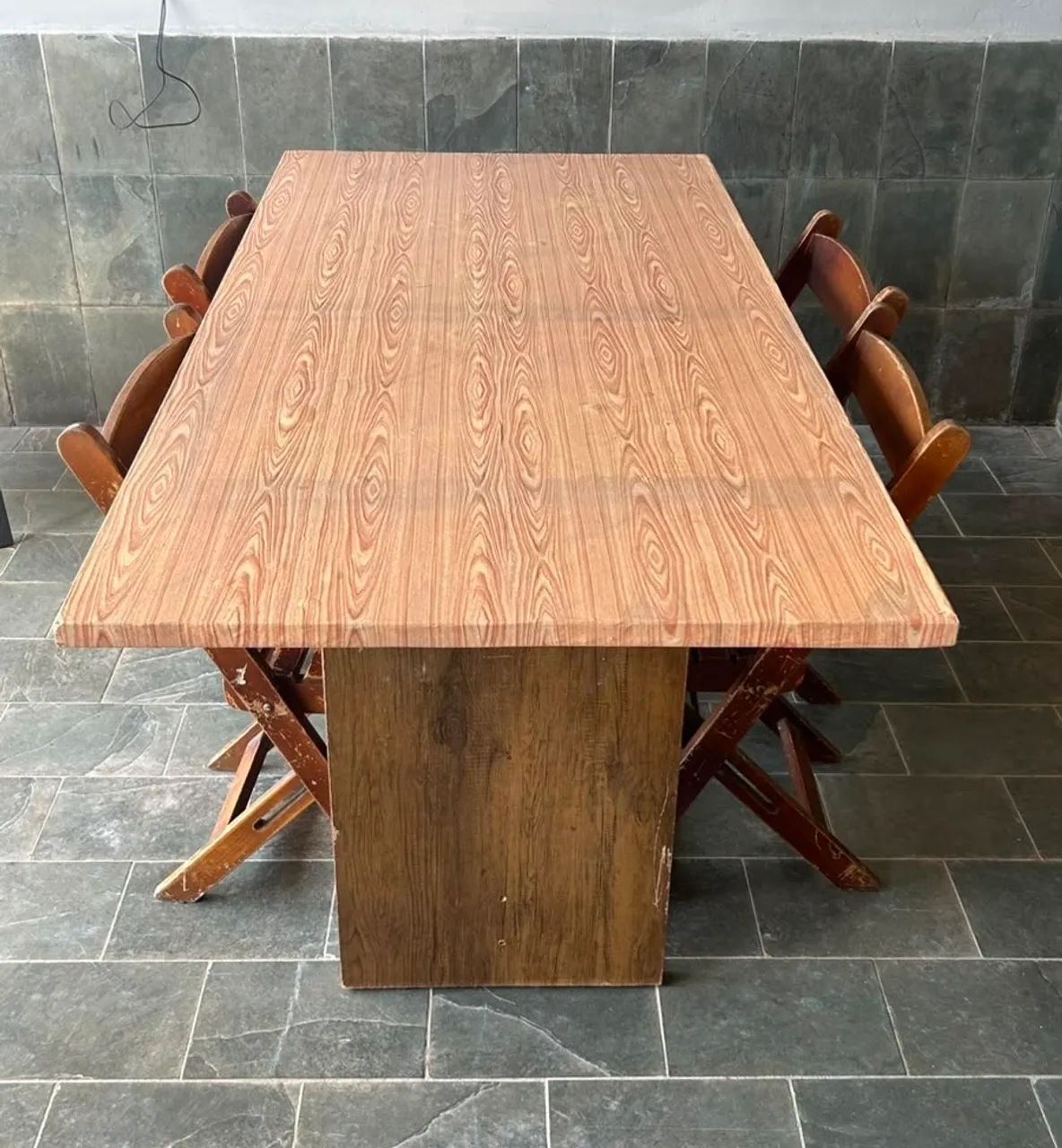 Vende-se mesa de MDF com 4 cadeiras de Madeira - Foto 2