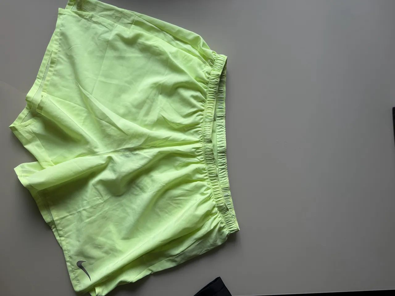 SHORTS NIKE TECH GG AMARELO