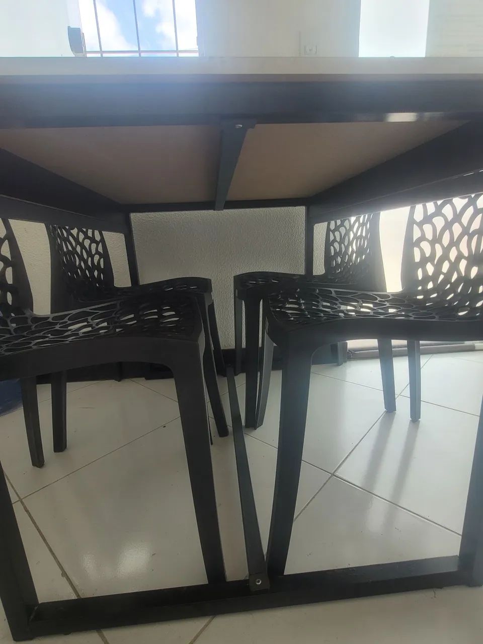 Vendo mesa com 4 Cadeiras coral - Foto 3