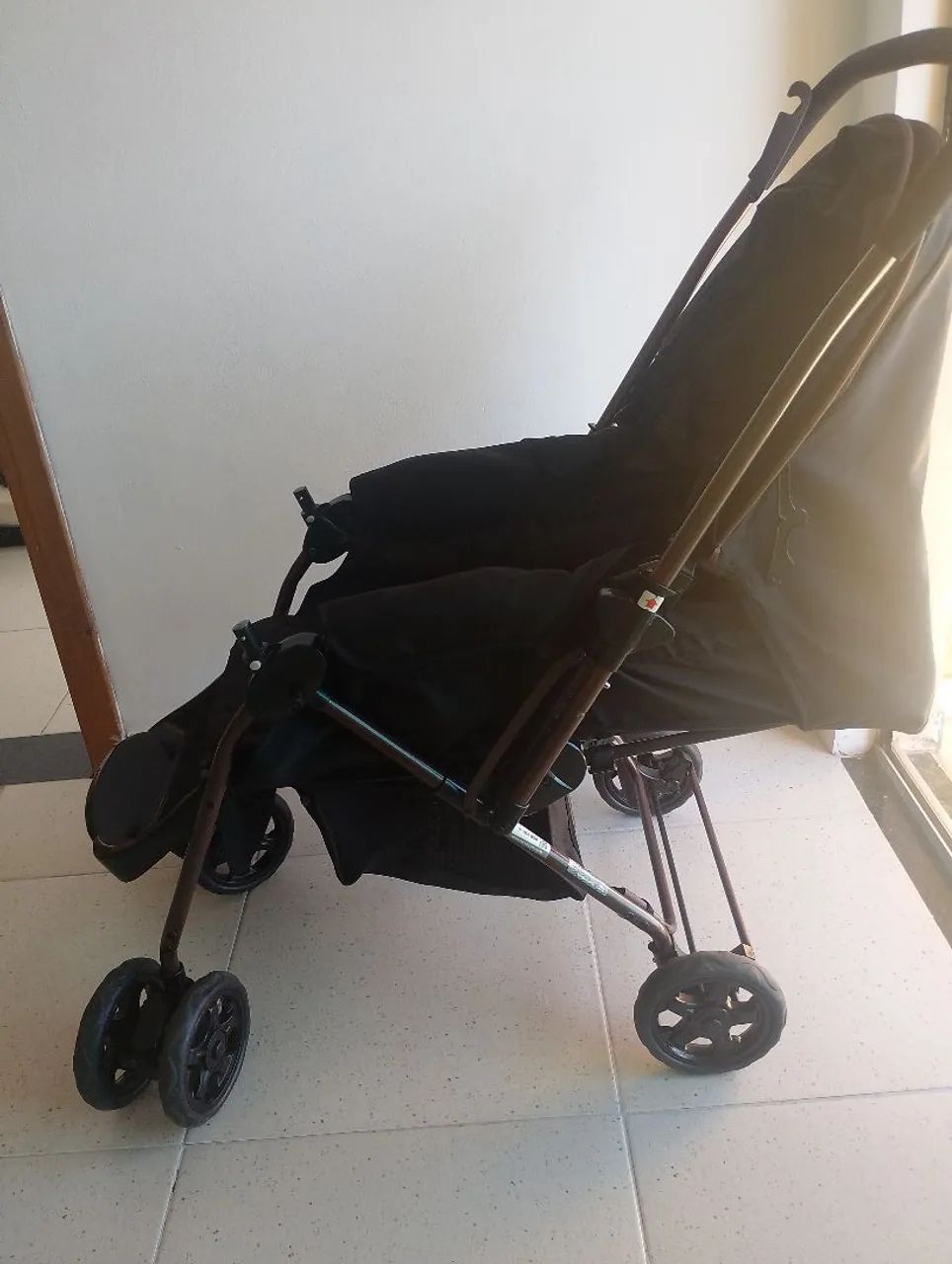 Carrinho de bebê passeio. 