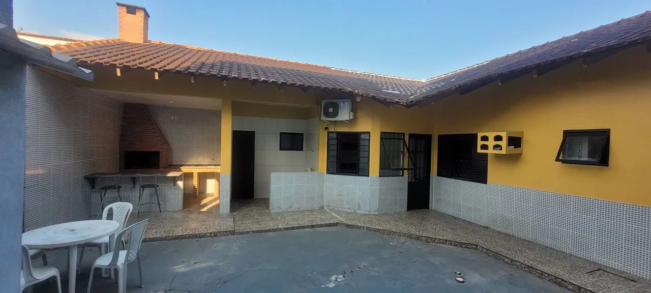 Casa com suíte e área de lazer 